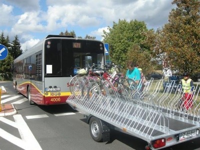 Wyruszył autobus z przyczepką